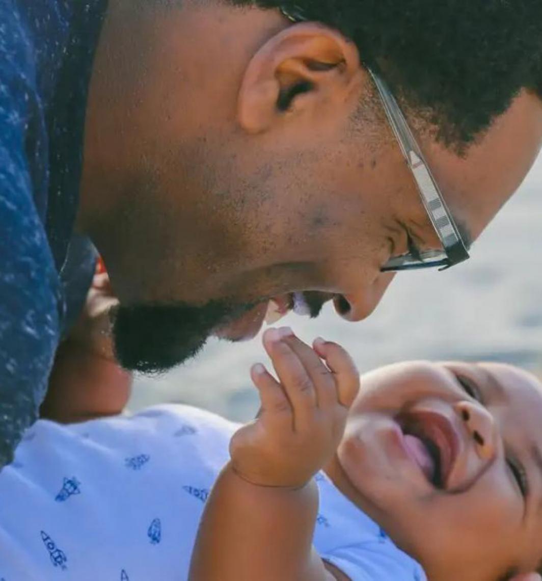 Governo do Brasil sanciona lei que amplia licença-paternidade para 20 dias e cria salário-paternidade