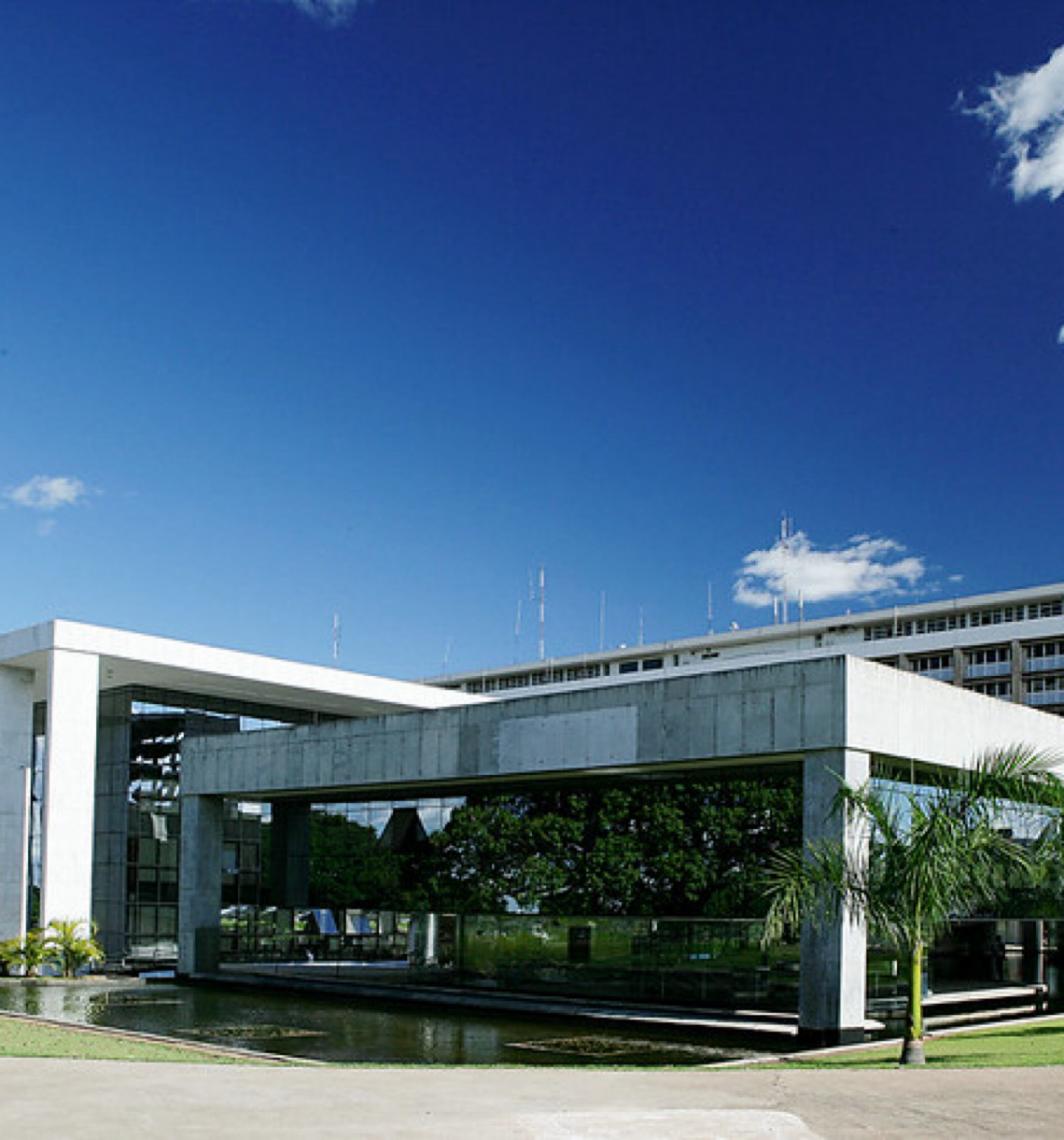 Justiça do DF condena colégio por racismo e aporofobia em partida de futebol escolar