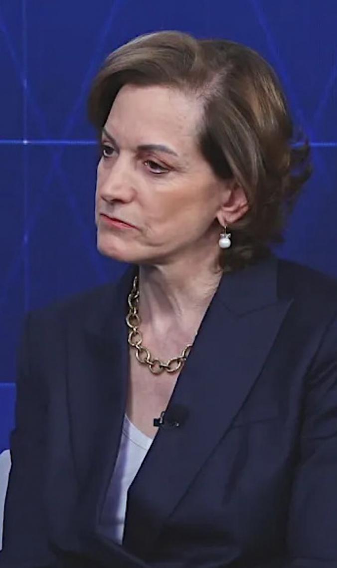 Governo Trump promove autoritarismo ao apoiar extremistas em eleições no mundo, diz Anne Applebaum