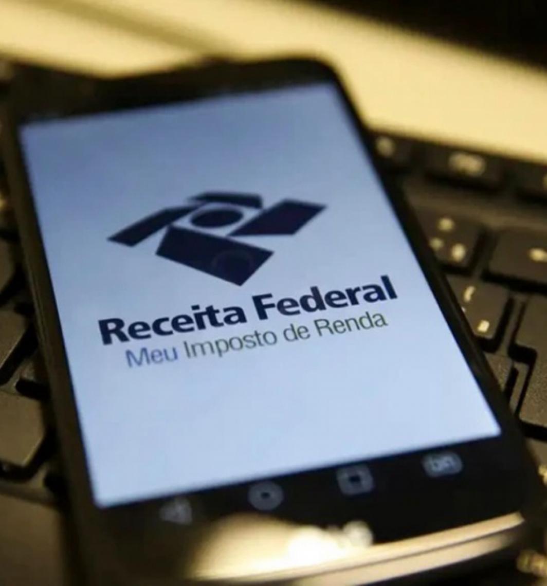 Veja se vale a pena parcelar o Imposto de Renda ou tomar empréstimo para pagar