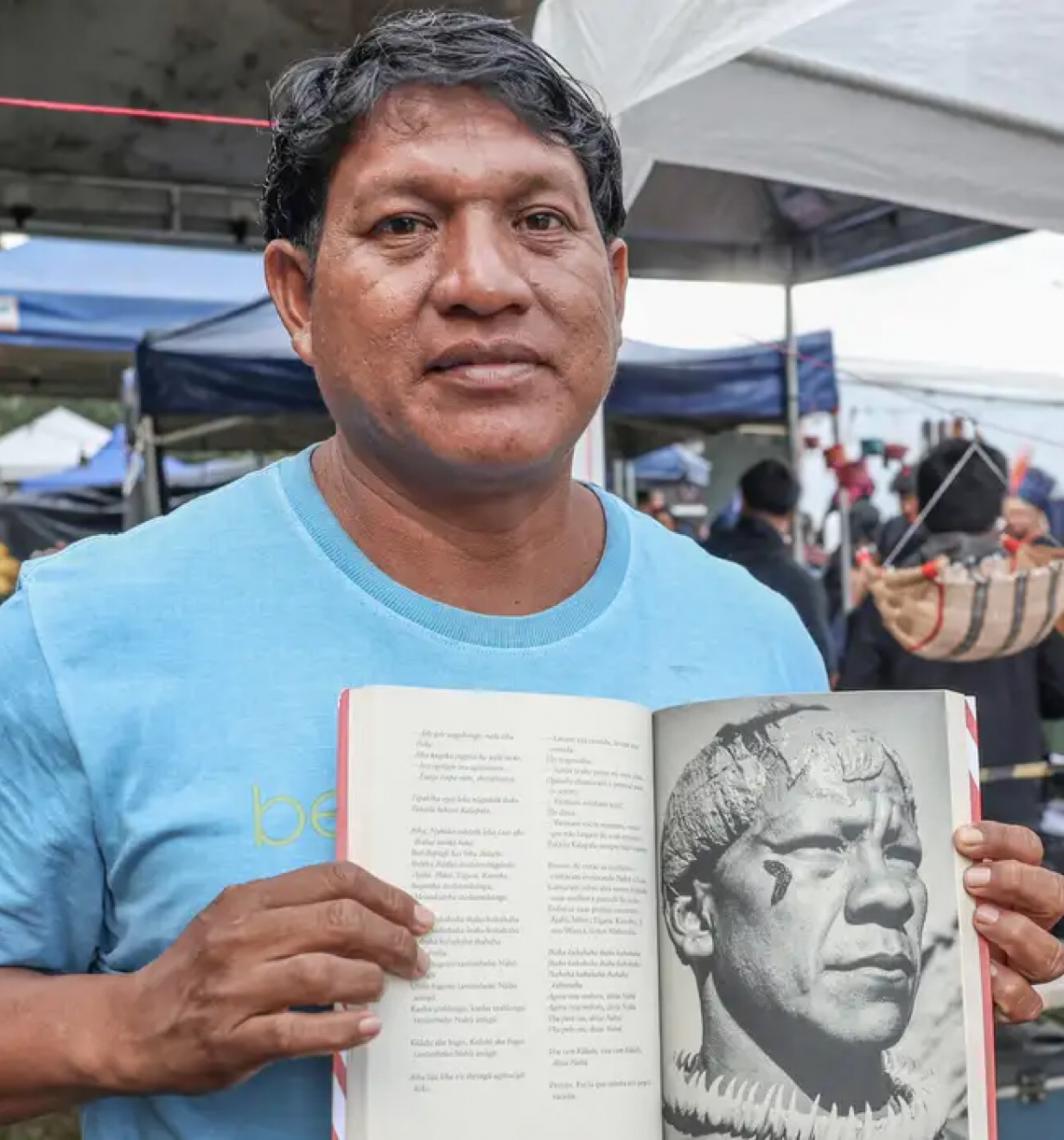 Indígena Nahu Kuikuro, no Xingu aprendeu português para salvar aldeia, diz biógrafo 