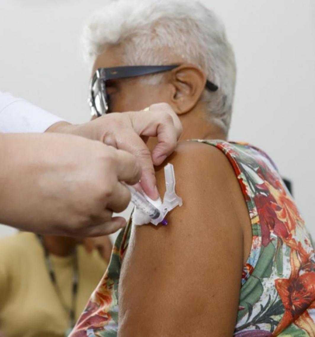 Vacinação de adultos contra a covid-19 é retomada em UBSs do DF com a chegada de 50 mil doses