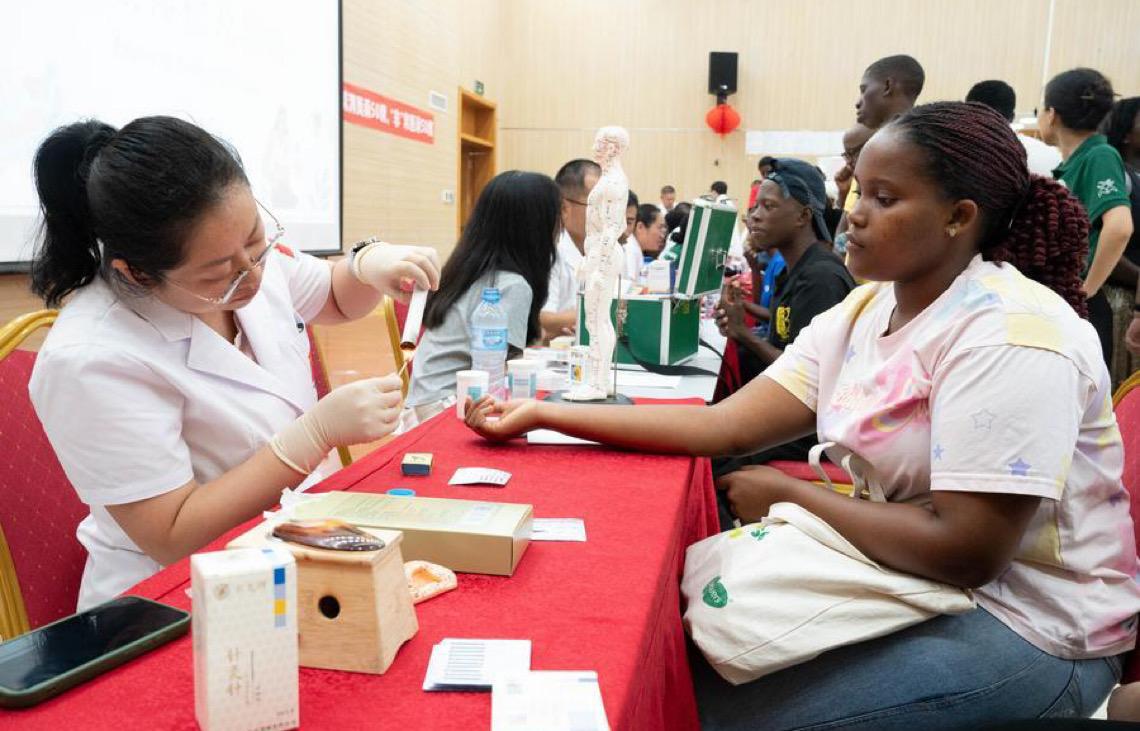 Equipe médica chinesa realiza clínica gratuita e promove sensibilização para a saúde em Moçambique