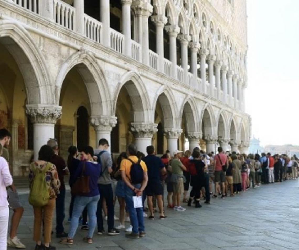 CE ameaça cortar verba da Bienal de Veneza caso pavilhão russo seja reaberto