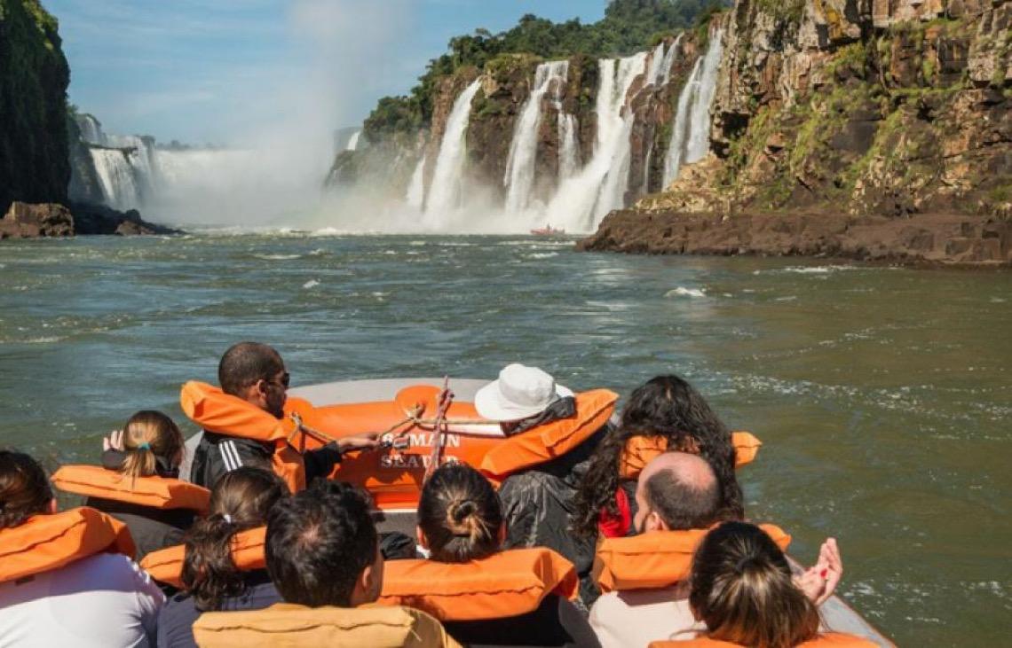 Brasil bate recorde histórico de turistas internacionais em março e no 1º trimestre de 2026