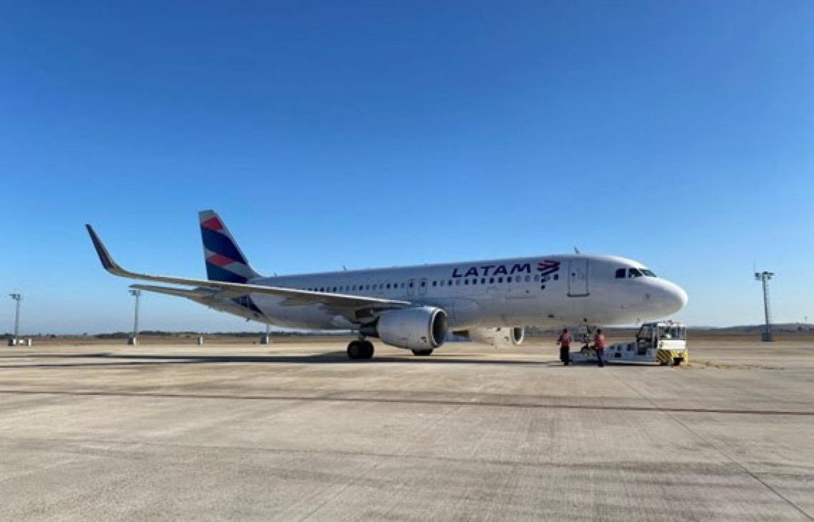 Brasileiros viajam em grupos ou sozinhos para Santiago, no Chile, para fotografar aviões