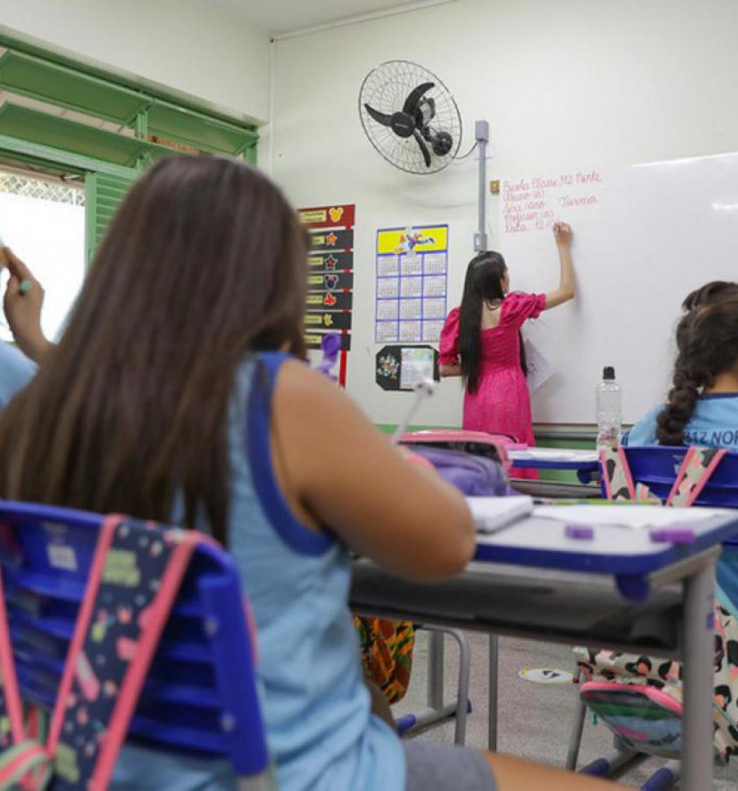 Governo do DF suspende mudança no cálculo da remuneração de professores temporários