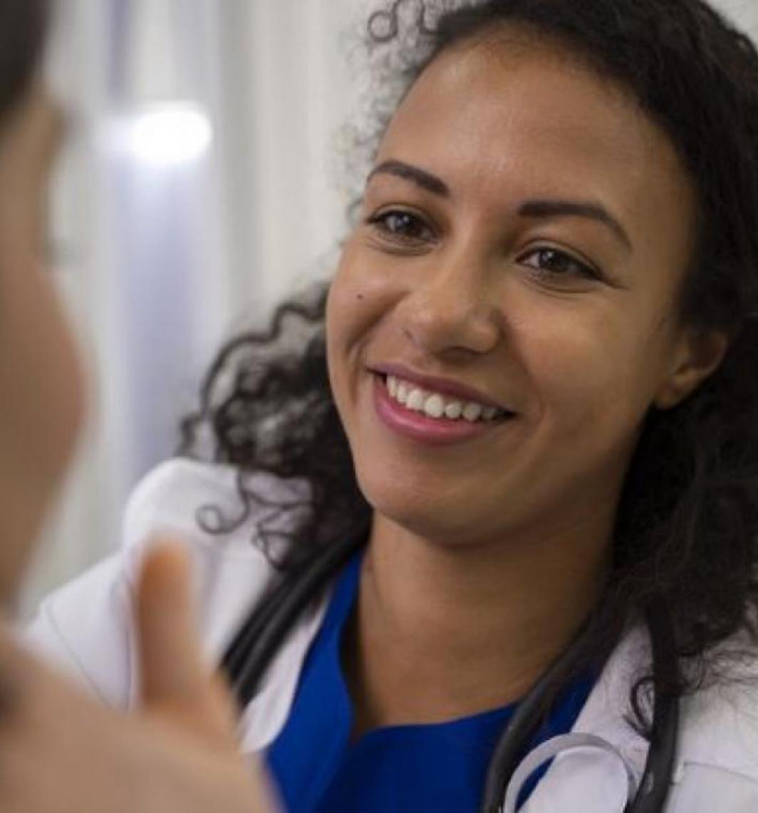 Em Brasília, ambulatório LGBTQIA+ do HUB inicia tratamento fonoaudiológico para pacientes trans