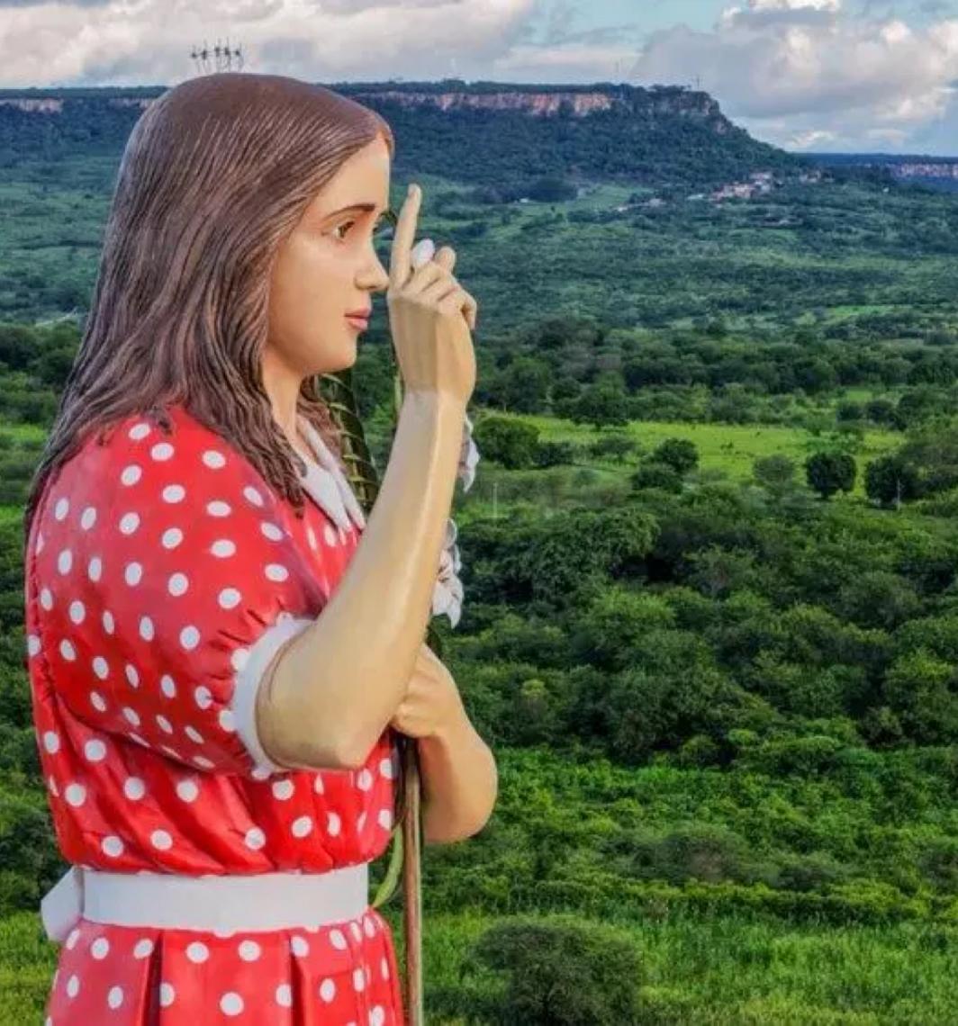 Estátua de menina Benigna, símbolo contra o feminicídio, é inaugurada no Ceará