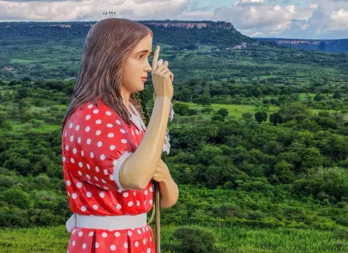 Estátua de menina Benigna, símbolo contra o feminicídio, é inaugurada no Ceará