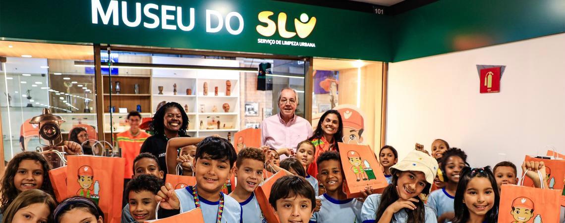 Estudantes da rede pública visitam museu e aprendem sobre separação de resíduos