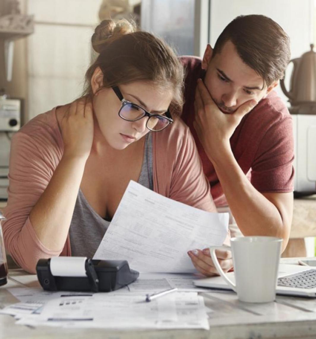 Juros elevados no Brasil mantêm pressão sobre endividamento das famílias