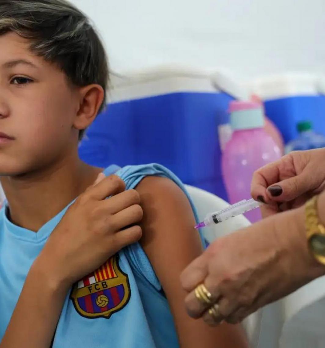 Semana de imunização de crianças e adolescentes destaca vacinas contra HPV em escolas do Brasil