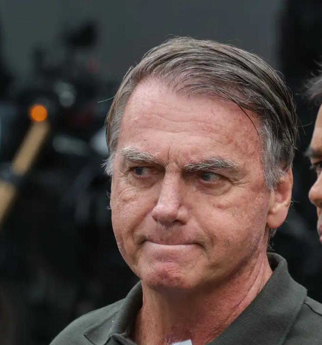 Cirurgia no ombro do ex-presidente Jair Bolsonaro ocorreu sem intercorrências, diz equipe 