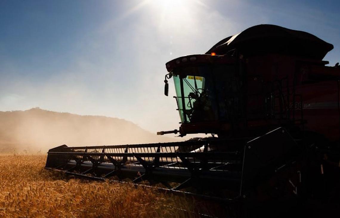 Com reflexos das guerras da Ucrânia e do Irã: Mercado de máquinas agrícolas sofre com juros e preços baixos de grãos