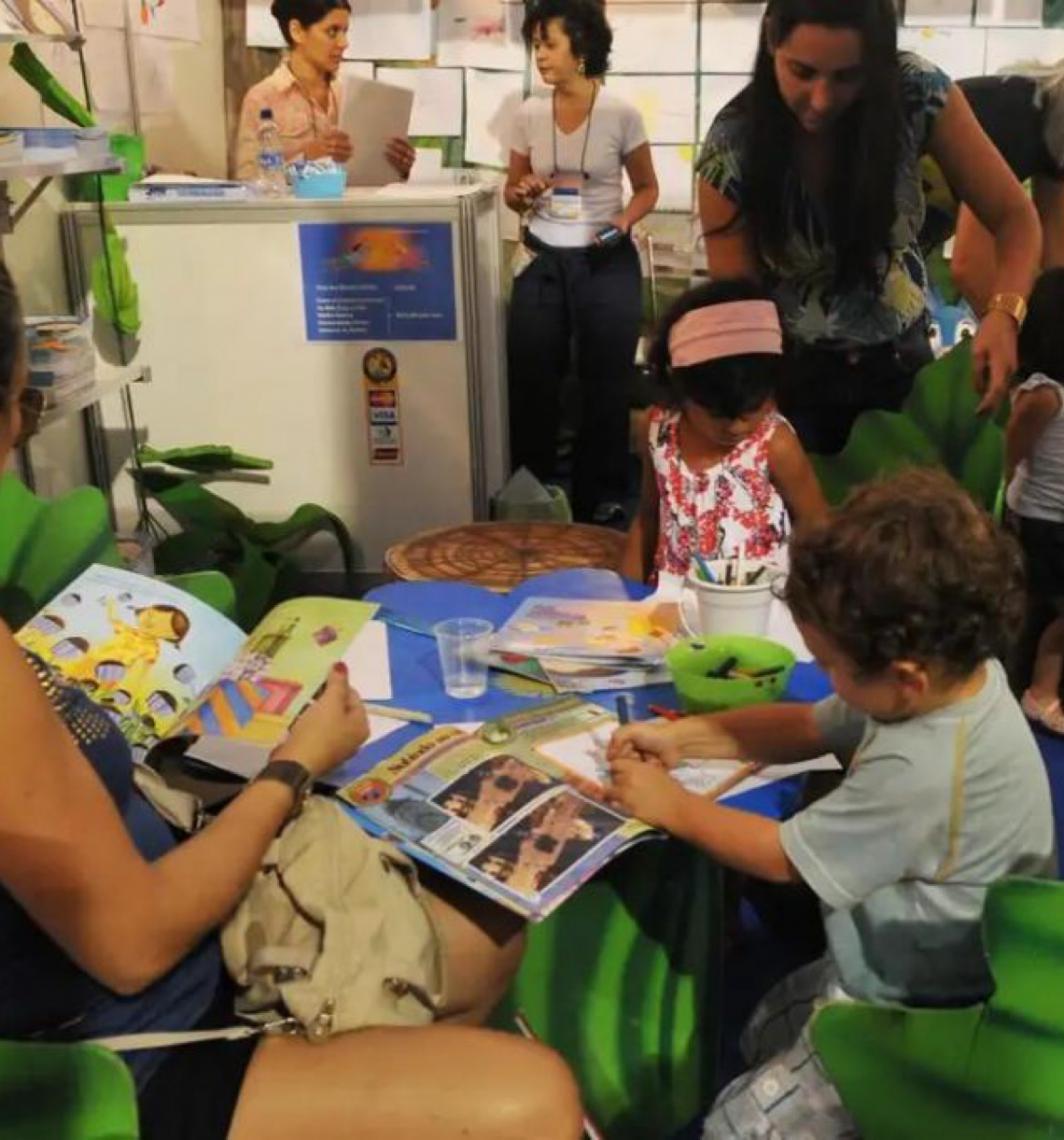 Estudo da OCDE revela que 53% das famílias brasileiras raramente leem para criança