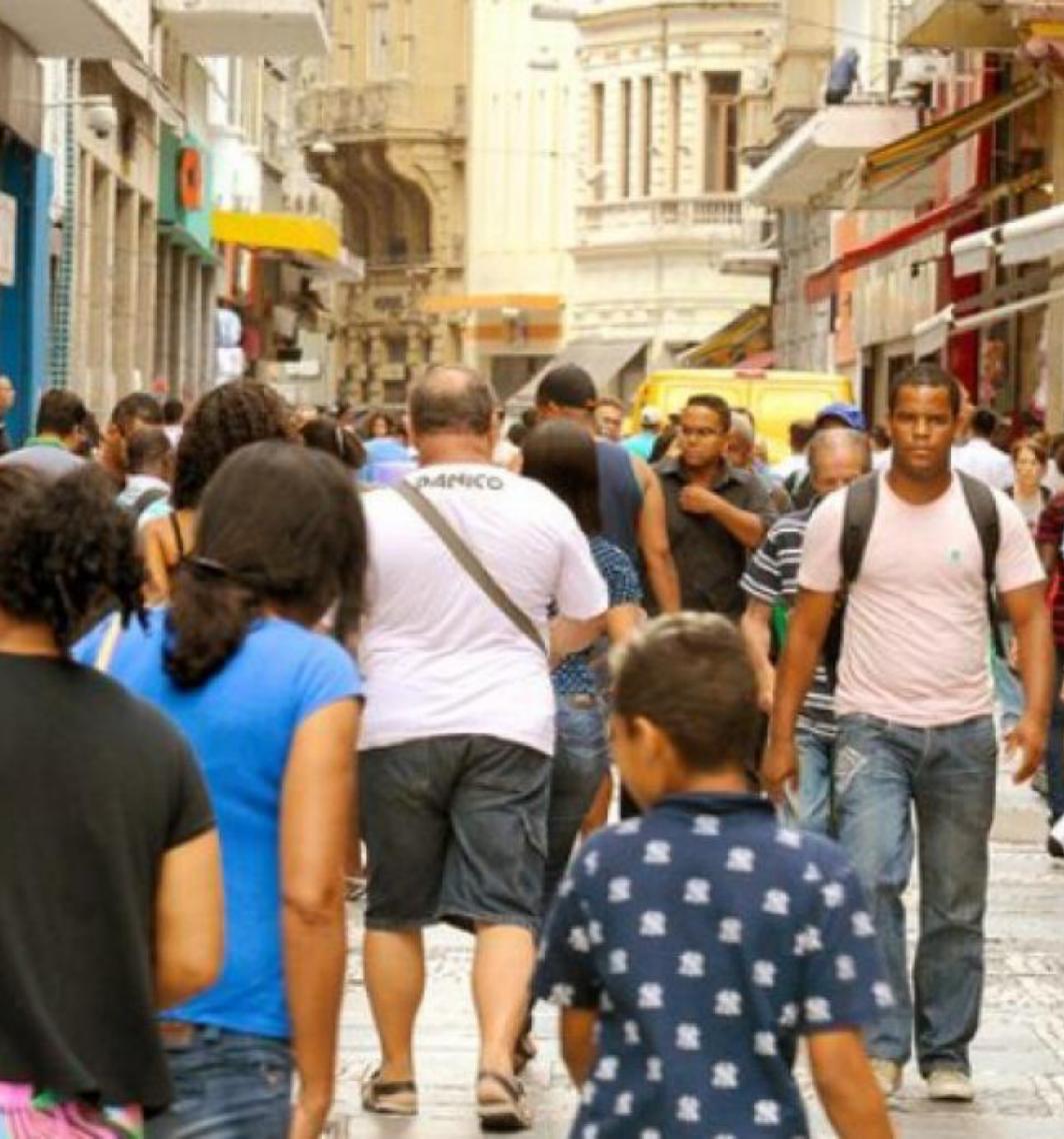 82% das pessoas acima de 14 anos no Brasil têm algum rendimento; 11% recebem programas sociais