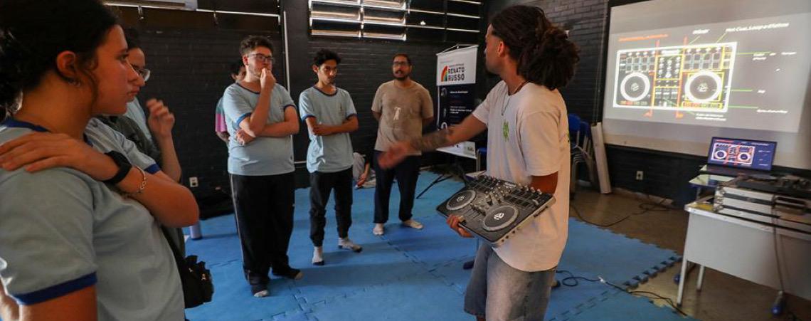 LAB Bibliotecas Renato Russo une música, inteligência artificial e arte em oficinas para jovens de escolas públicas