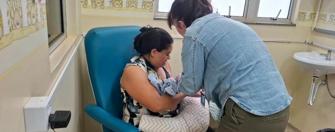 Apoio profissional auxilia mães a superar desafios da amamentação