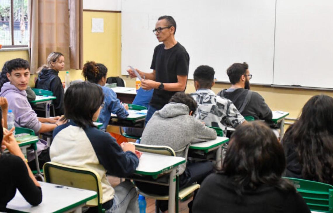 Brasil chega a 72% de escolas com conexão adequada, mas enfrenta abismos regionais