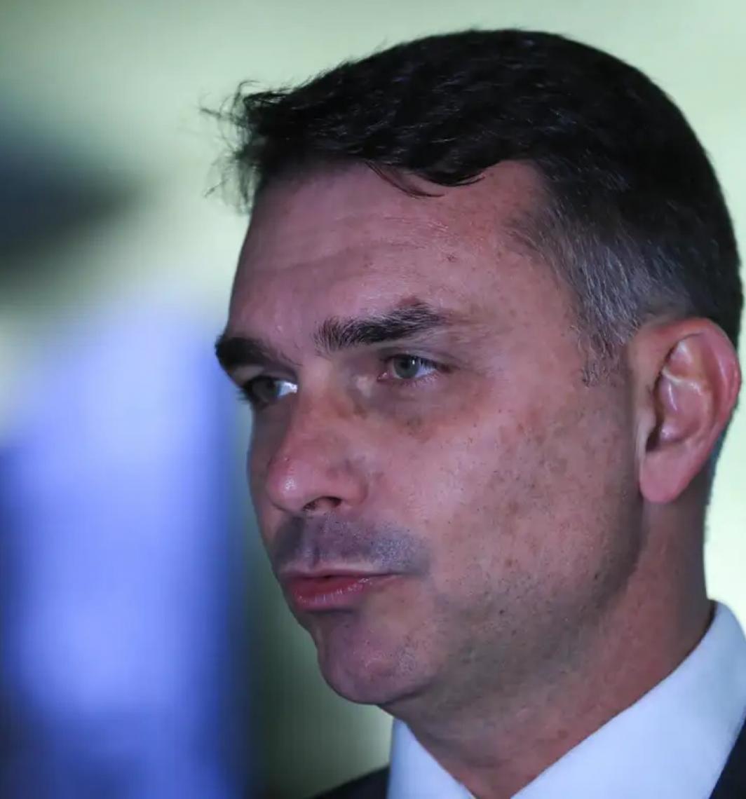 Escândalo de Flávio Bolsonaro e Daniel Vorcaro repercute no DF entre deputados distritais