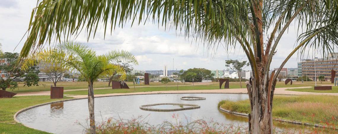 Construído após 48 anos de espera, Jardim Burle Marx transforma área central de Brasília