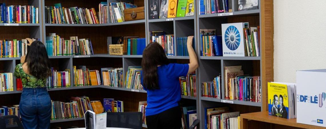 Espaço de Leitura do programa Um DF que Lê estimula o contato com livros sobre temas variados