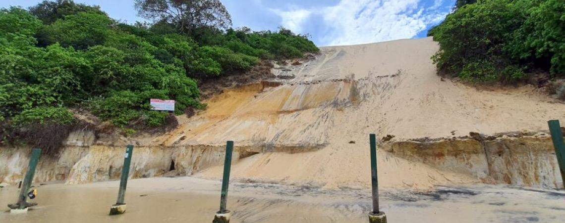 Sigla de facção criminosa é escrita na areia do Morro do Careca, cartão-postal de Natal