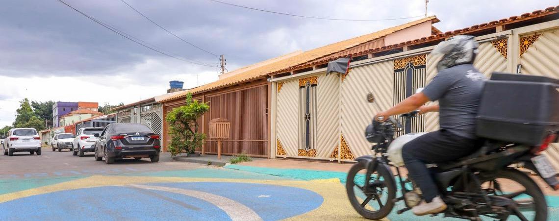 Ruas do Distrito Federal começam a ser enfeitadas para a Copa do Mundo de 2026
