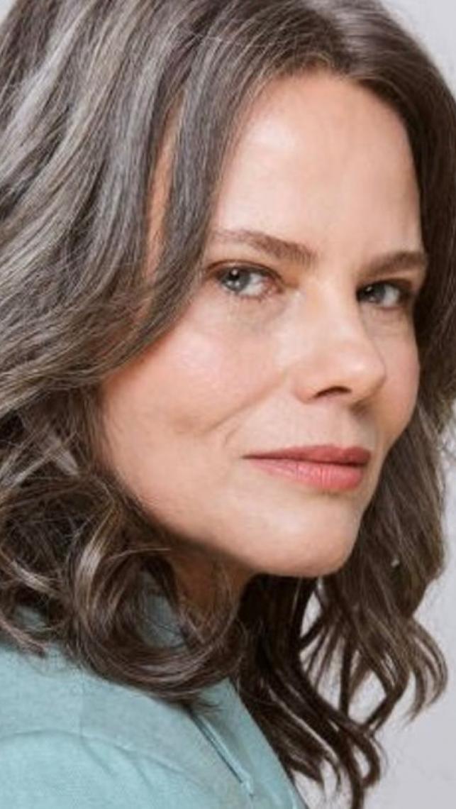 Apresentadora Maria Cândida conclui pós em gerontologia e fala sobre recomeços