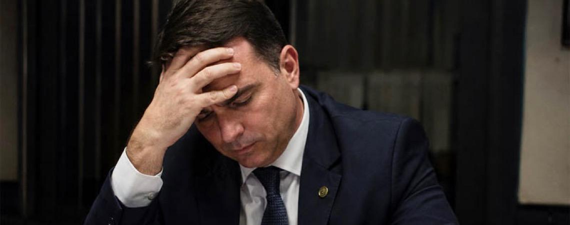 O Estado das Coisas, com a opinião pessoal sobre politica de João Zisman: Ninguém quer cair abraçado