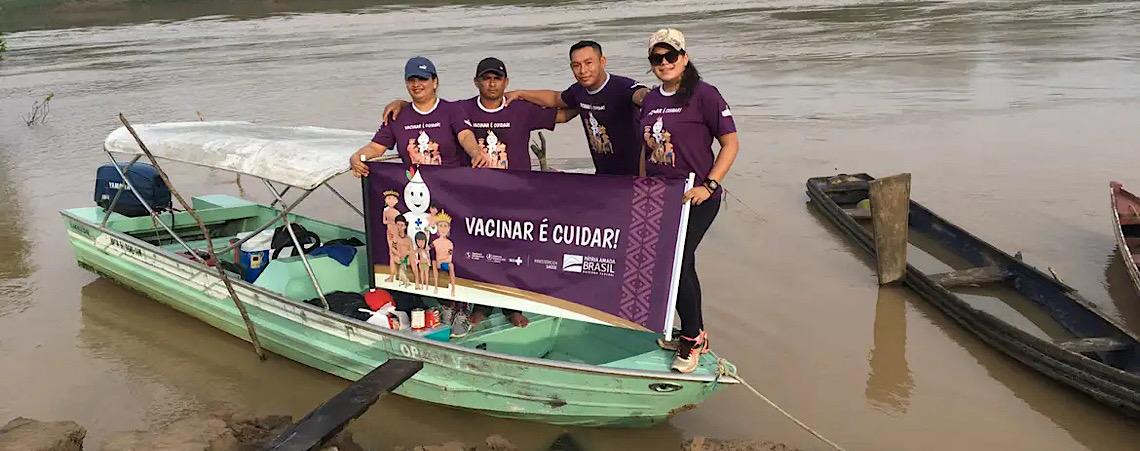 Profissionais de saúde vencem desafios para vacinação em área indígena 