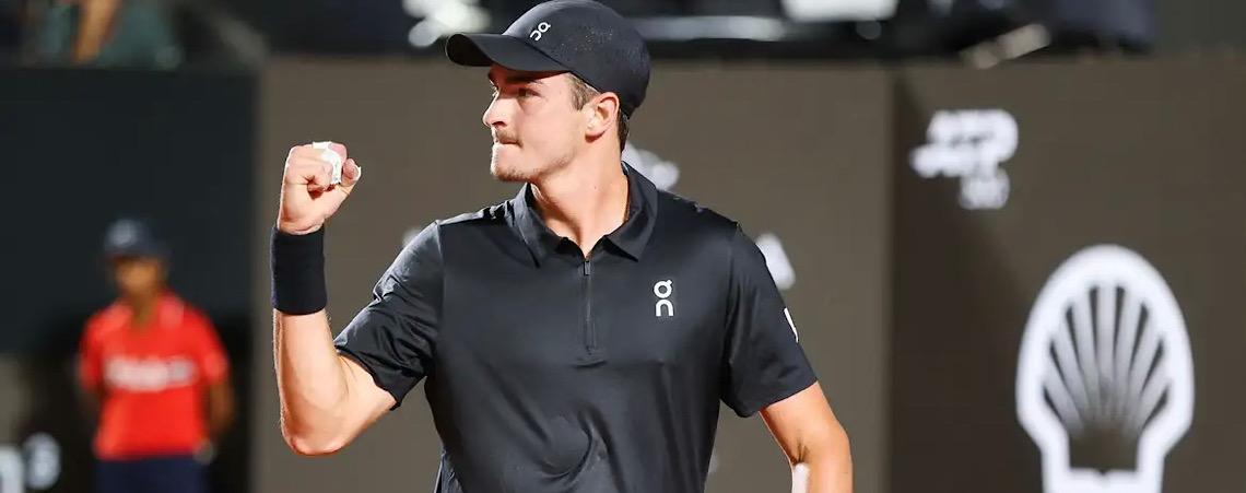 João Fonseca é primeiro brasileiro a bater Djokovic em torneio grande e supera nova marca do sérvio