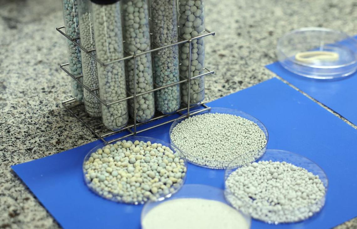 Pesquisa Agropecuária: Embrapa cria calcário mais nutritivo resistente à umidade e ao vento 