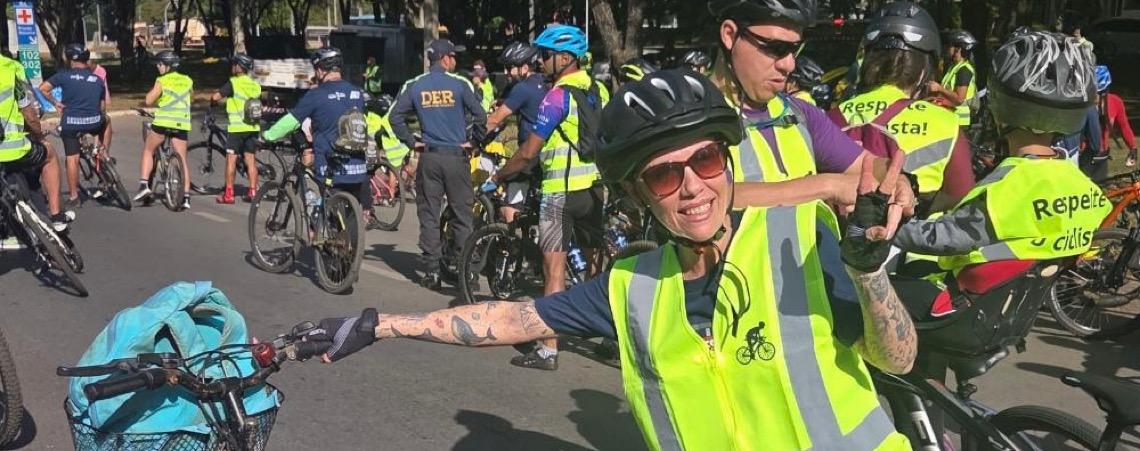 Passeio com 700 ciclistas no Eixão Sul encerra o Maio Amarelo, no Distrito Federal