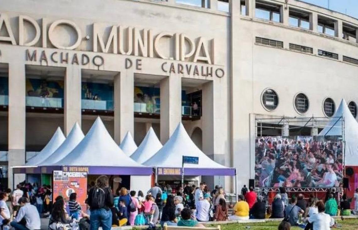 Viagem ao passado na Feira do Livro: Dinossauros revelam história da Terra às crianças