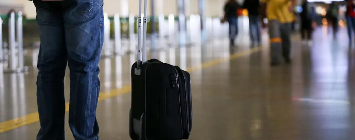 Companhias aéreas reduzem voos, e preço da passagem aumenta 9%