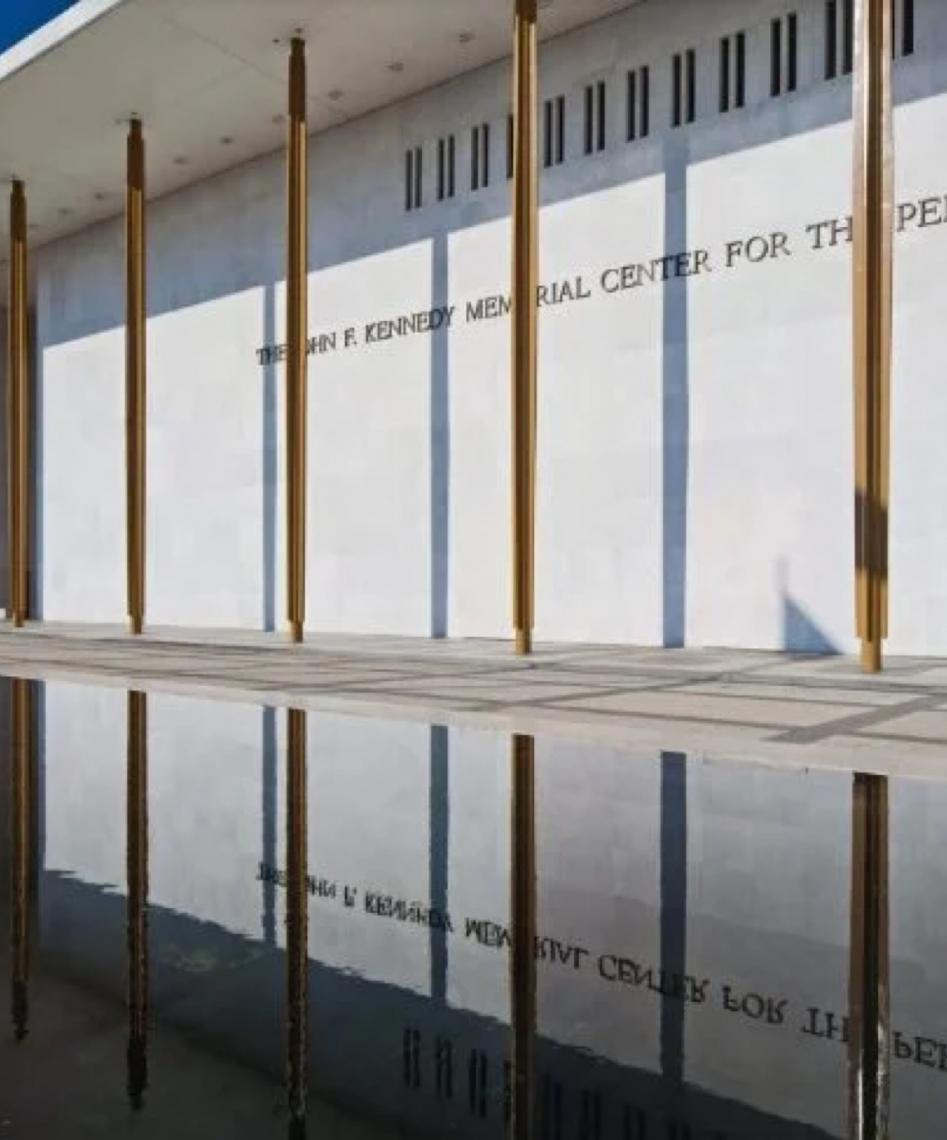 Nome de Trump é retirado da fachada do Kennedy Center após determinação da Justiça