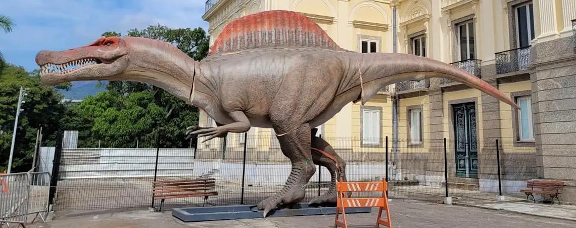 Museu Nacional ganha réplica de dinossauro brasileiro com 15 metros, no Rio de Janeiro