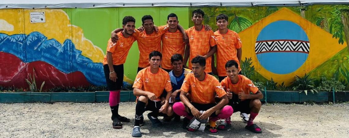 Como o futebol une migrantes e indígenas em Roraima, no norte do Brasil