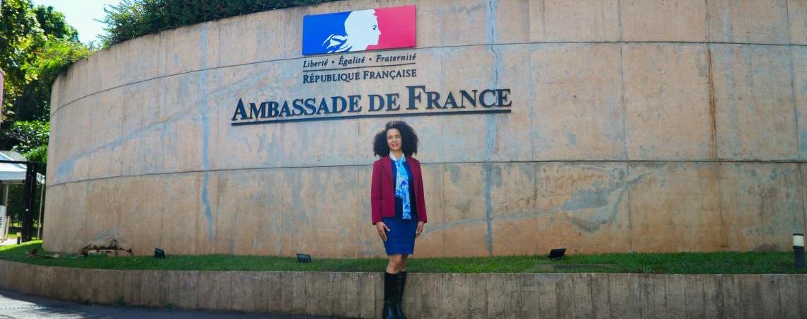 Curso de francês no CIL abriu portas para servidora seguir carreira na Embaixada da França