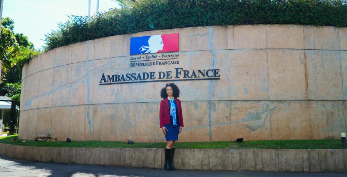 Curso de francês no CIL abriu portas para servidora seguir carreira na Embaixada da França