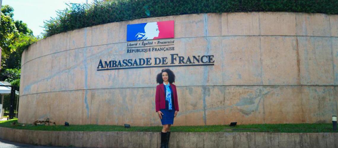 Curso de francês no CIL abriu portas para servidora seguir carreira na Embaixada da França