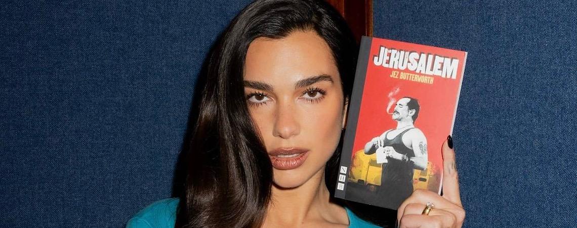 Dua Lipa inaugura biblioteca em Portugal com livros censurados