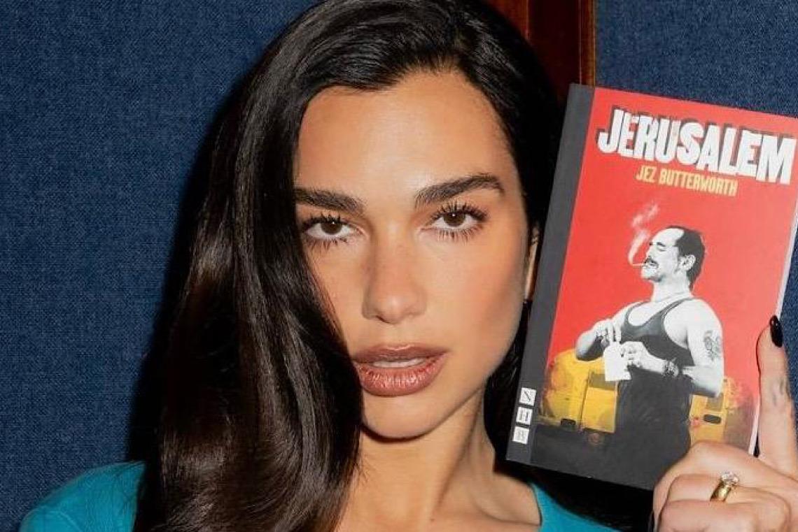 Cantora Dua Lipa inaugura biblioteca em Porto, em Portugal com livros censurados