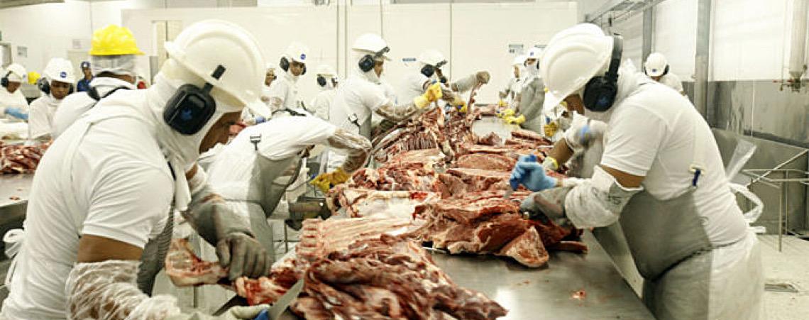 Frigoríficos paralisam produção e dão férias coletivas com fim de cota de exportação para China