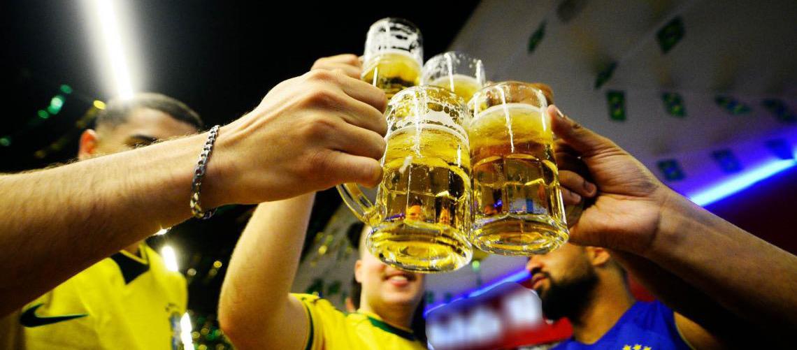 Vai beber durante os jogos da Copa do Mundo? Consumo exige atenção