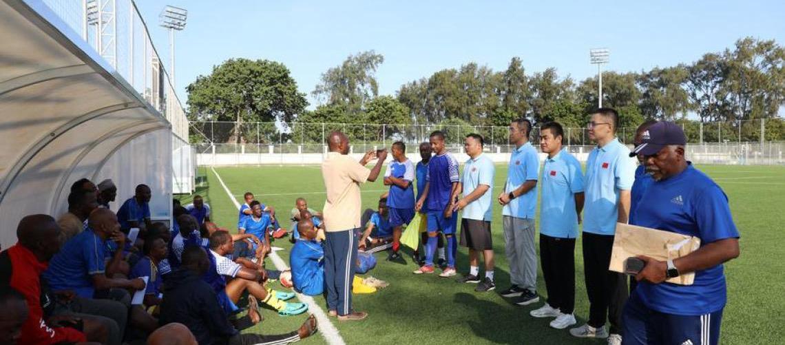 Médicos chineses e veteranos do futebol de Zanzibar unem culturas em campo