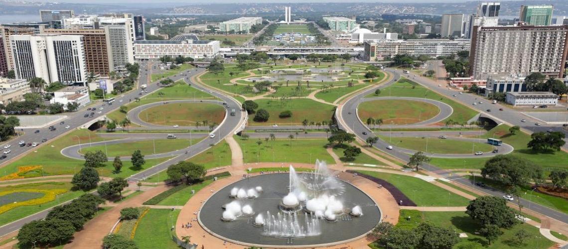 Como funcionam os ônibus turísticos e os centros de atendimento para conhecer Brasília