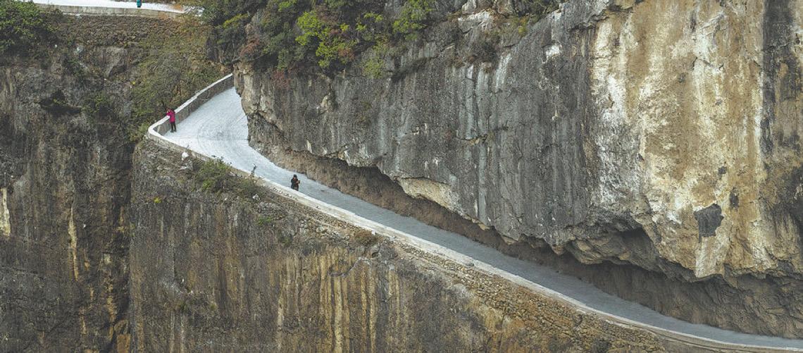 Estrada encravada na encosta impulsiona turismo em vilarejo remoto